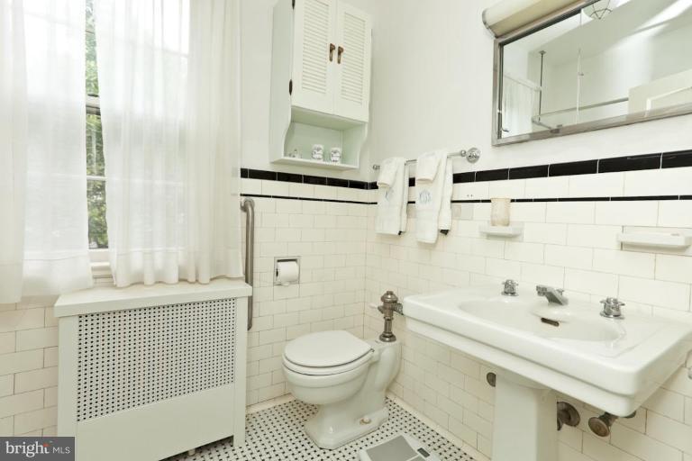 4401 Atwick Road Baltimore, MD 21210 - Photo 16 of 27 Master Bath
