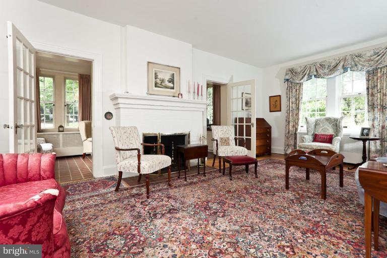 4401 Atwick Road Baltimore, MD 21210 - Photo 4 of 27 Living Room