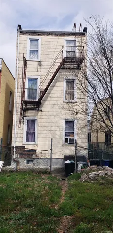 a front view of house with yard