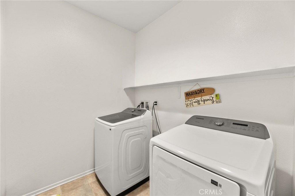 468 Bristolwood Road Hemet, CA 92543 - Photo 40 of 55 a utility room with dryer and washer