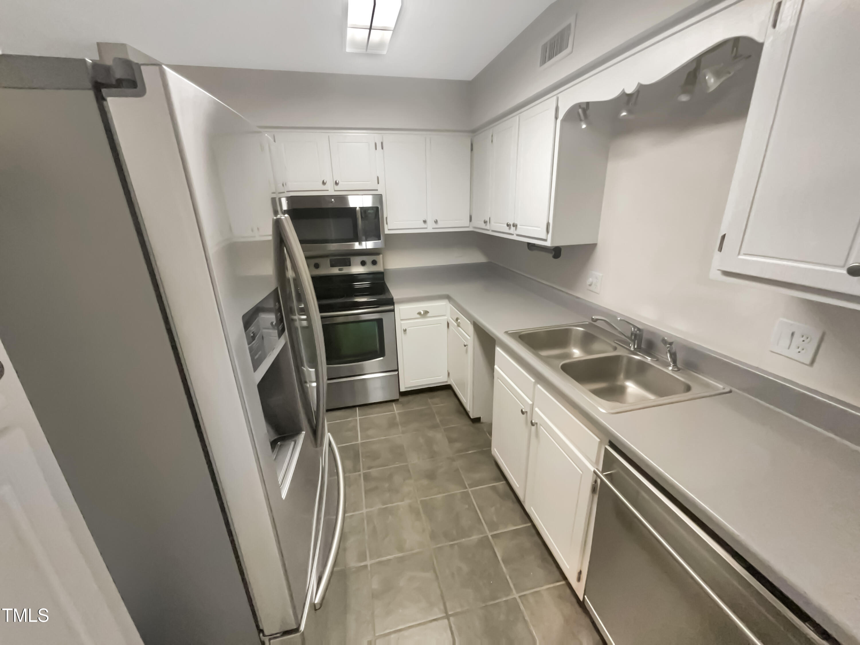 553 Pine Ridge Place Raleigh, NC 27609 - Photo 4 of 18 4
