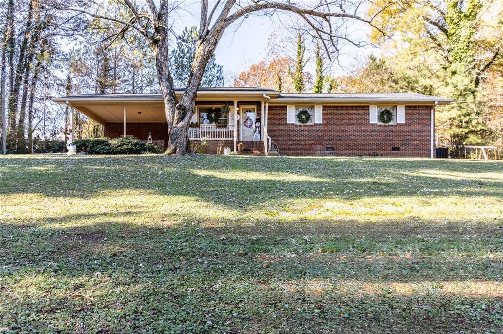 a view of a house with a backyard