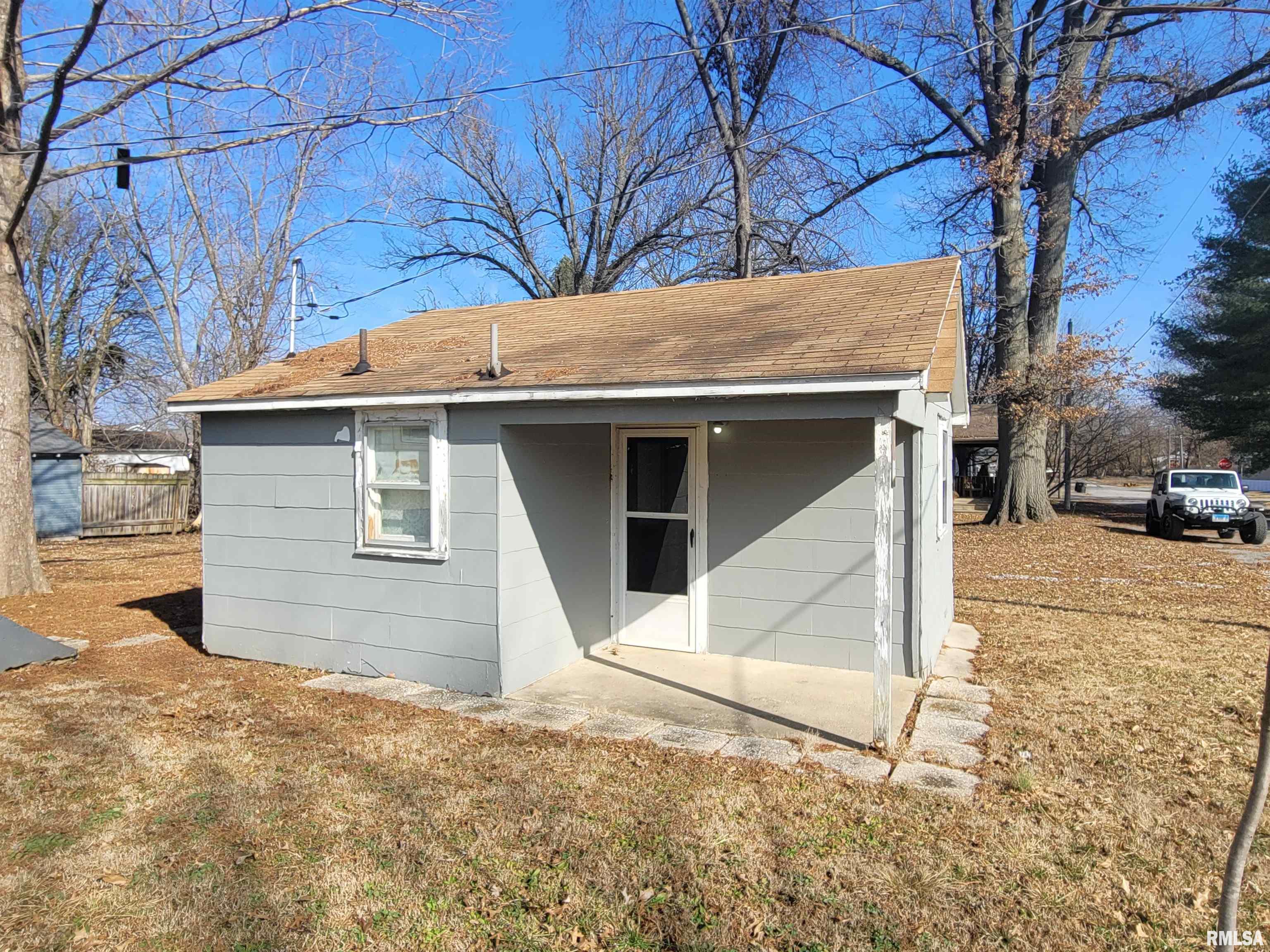312 Southeast 7th Street Fairfield, IL 62837 - Photo 6 of 31