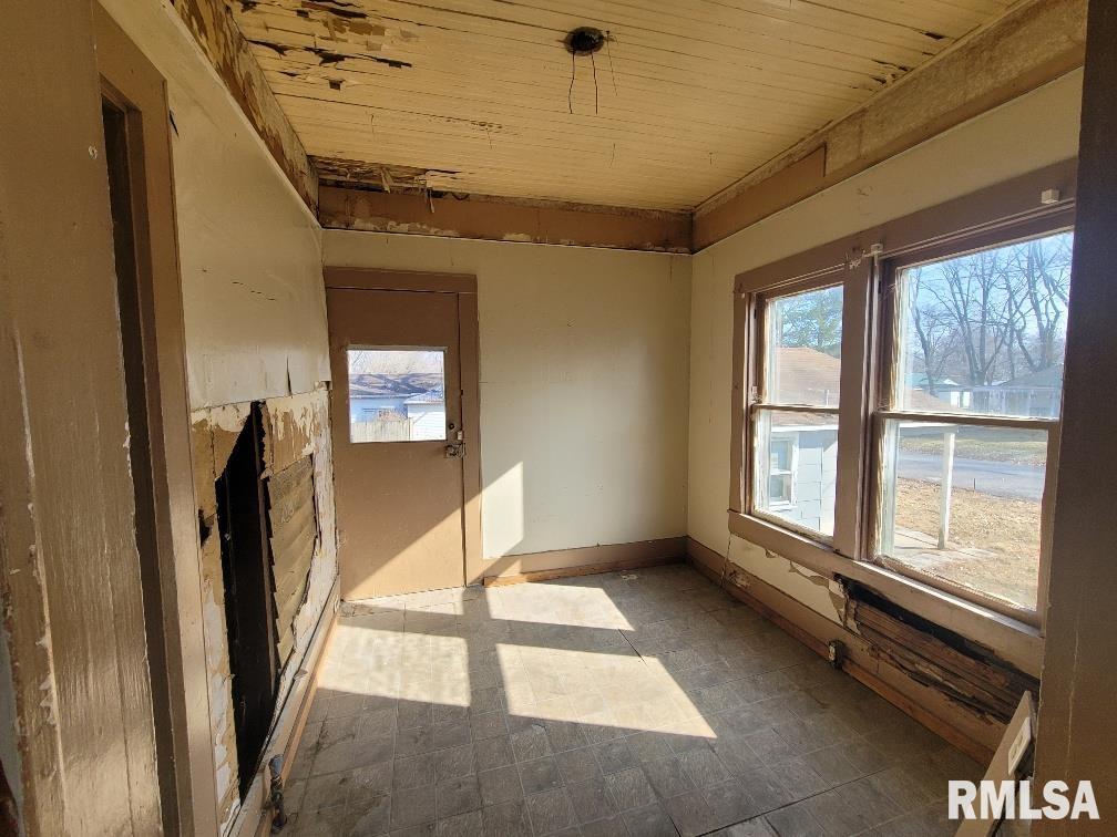 312 Southeast 7th Street Fairfield, IL 62837 - Photo 7 of 31