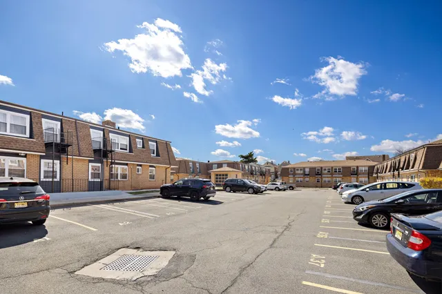 $1,985 | 35 West 23rd Street, Unit 33D1, Bayonne, NJ 07002