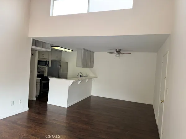 $2,100 | 8601 International Avenue, Unit 265, Canoga Park, CA 91304
