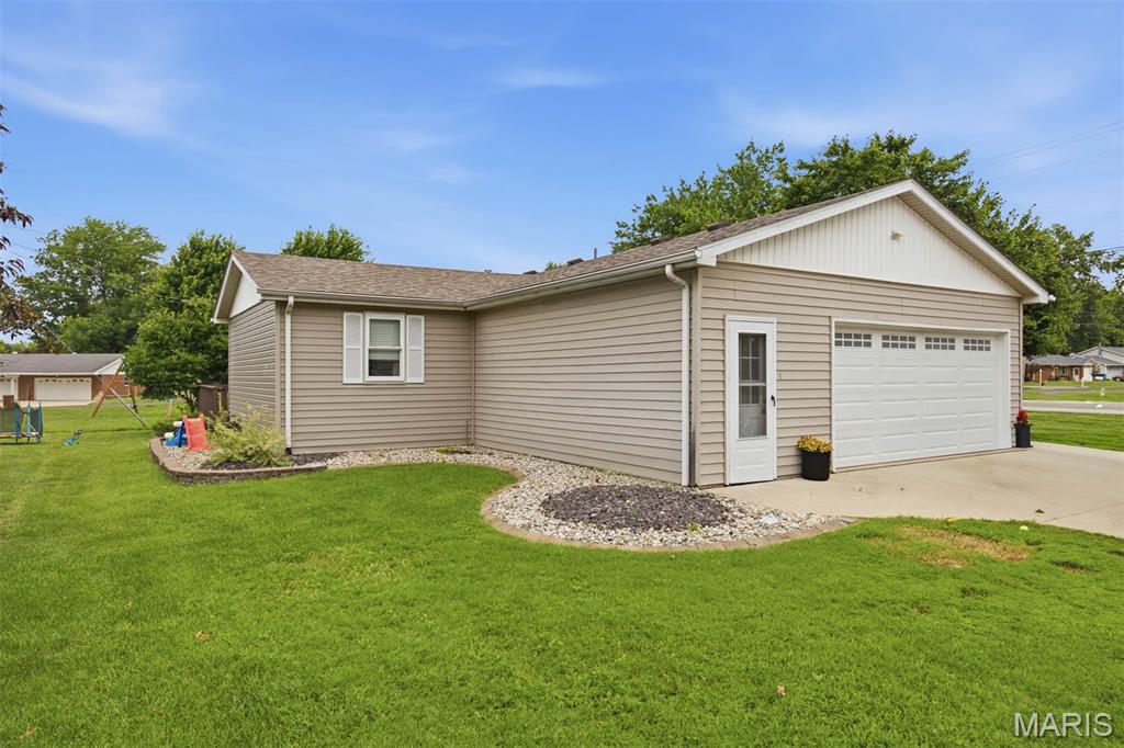 2210 Broadway Highland, IL 62249 - Photo 36 of 41