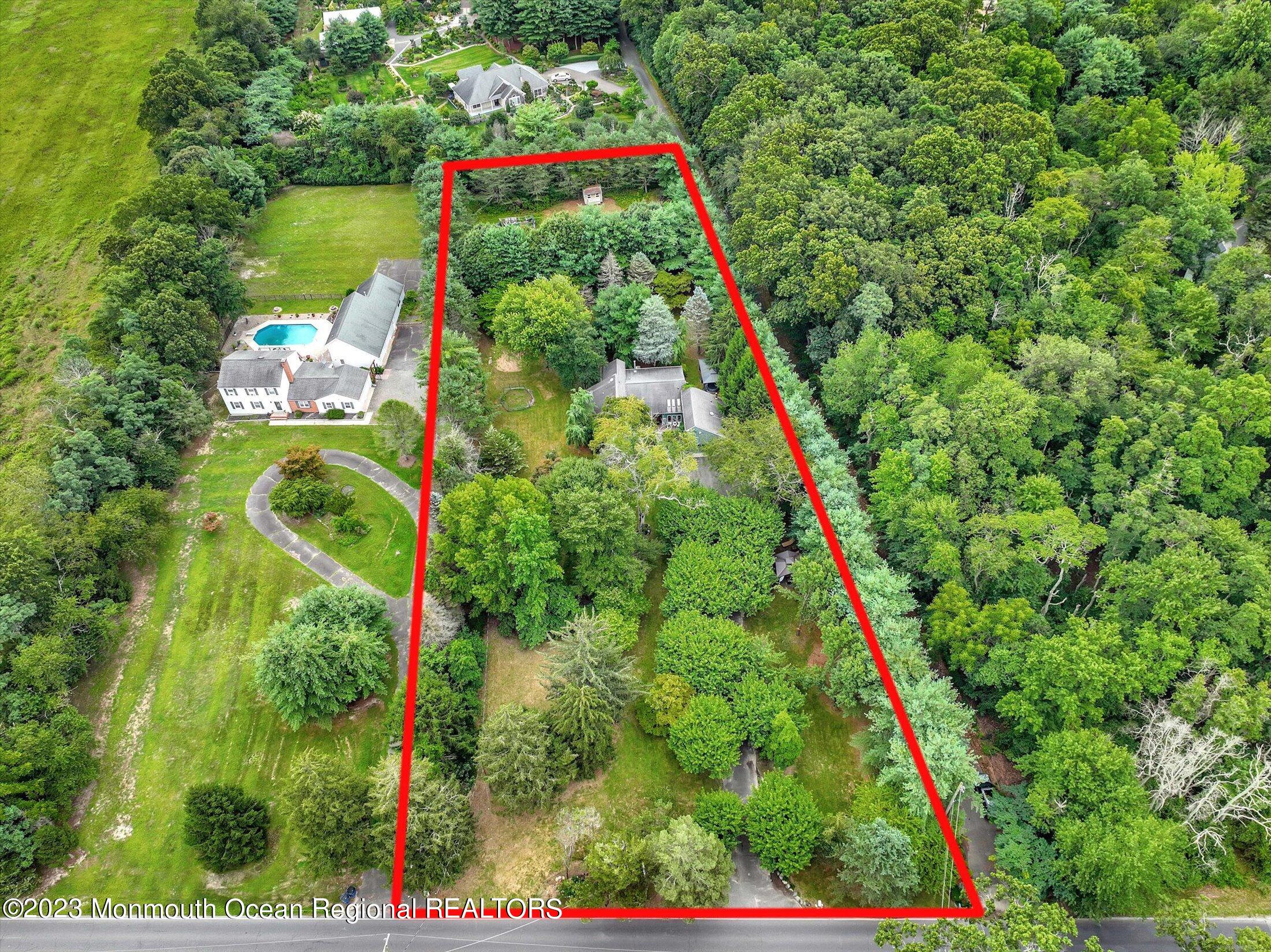 897 Fort Plains Road Howell, NJ 07731 - Photo 27 of 35 a backyard of a building with lots of green space and plants