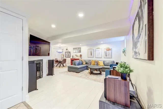 $334,900 | 4561 Laclede Avenue, Unit B, St. Louis, MO 63108