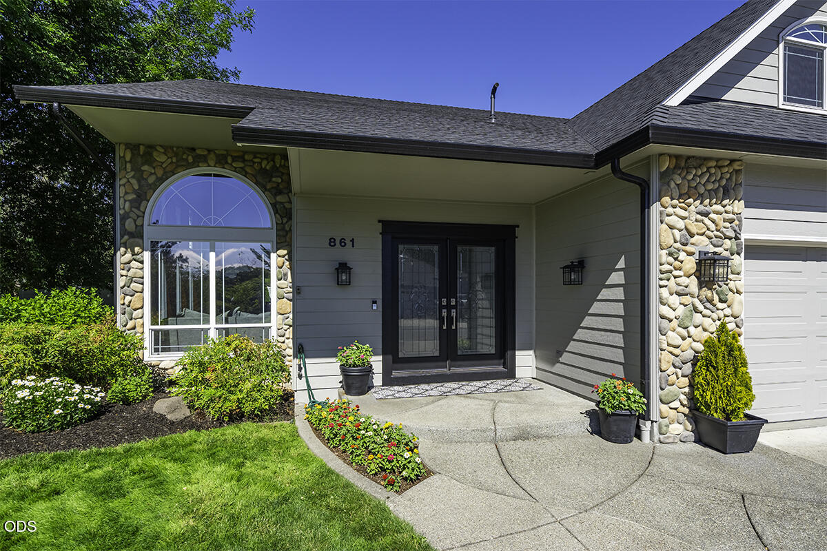 861 Mendolia Way Central Point, OR 97502 - Photo 33 of 35