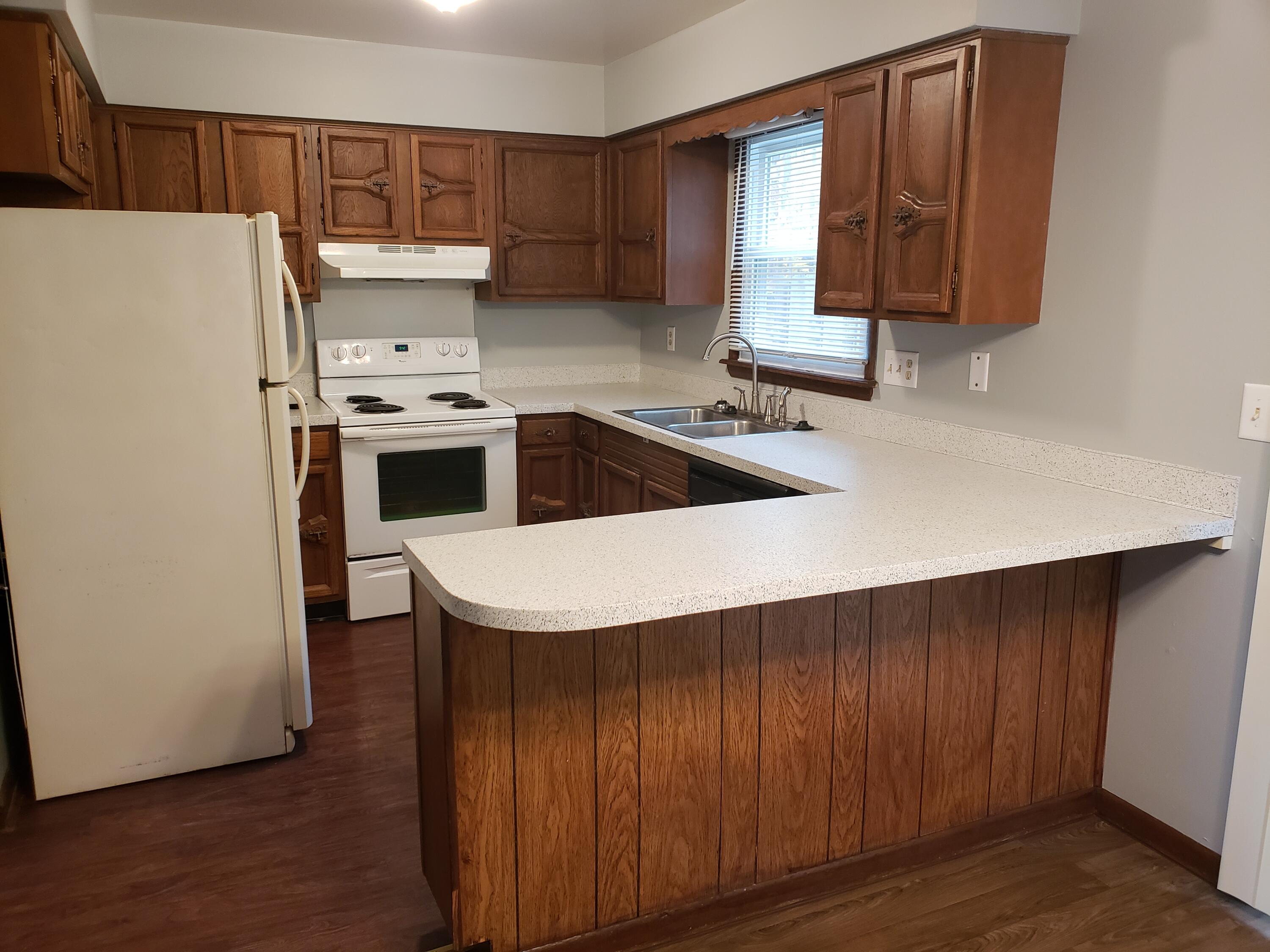 1391 South Center Road Saginaw, MI 48638 - Photo 2 of 12 1441 kitchen