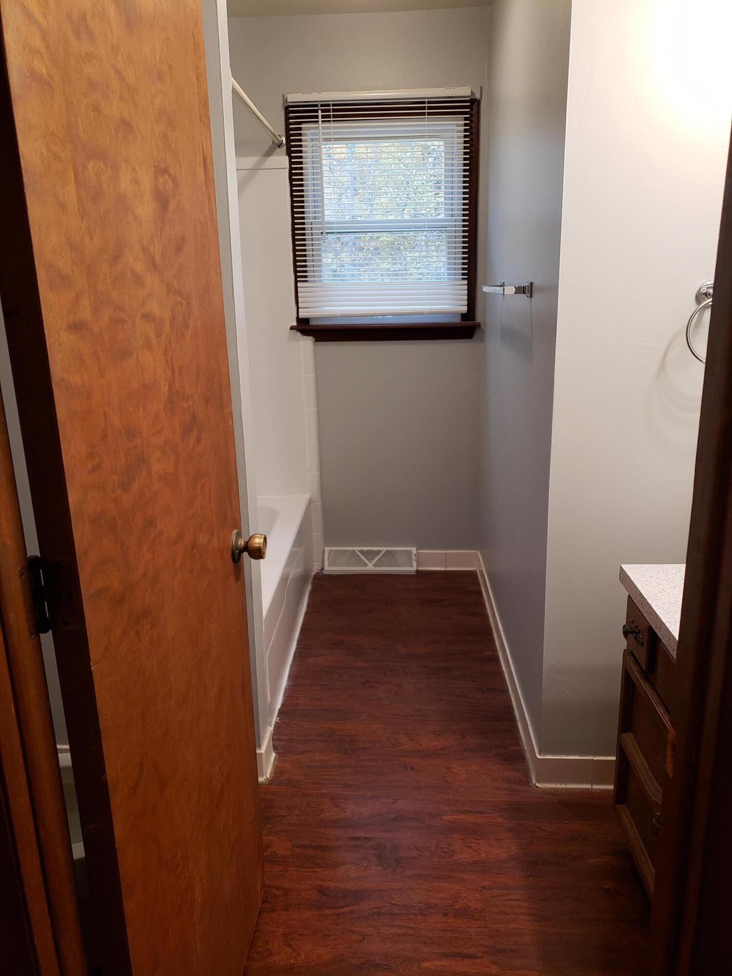 1391 South Center Road Saginaw, MI 48638 - Photo 3 of 12 1441 bath up