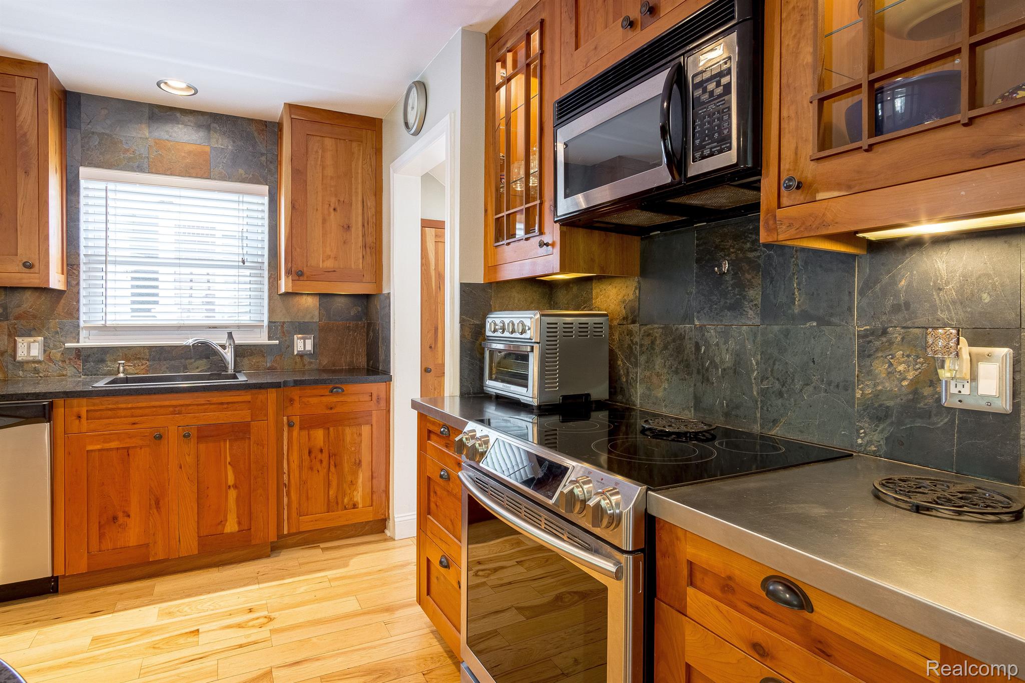 317 Drace Street Rochester, MI 48307 - Photo 7 of 41 Nicely Updated Kitchen