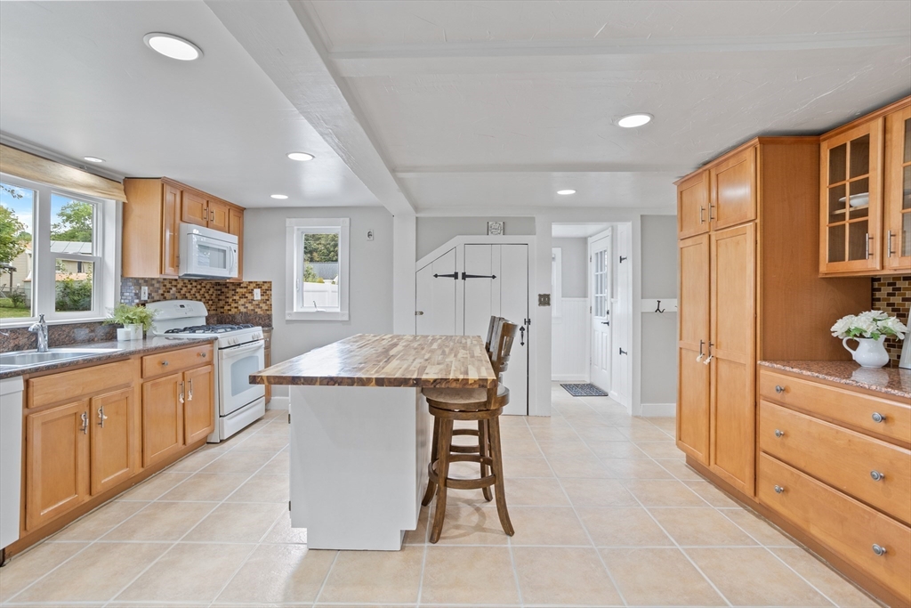 552 Farm Road Marlborough, MA 01752 - Photo 6 of 39 Gallery Image 6