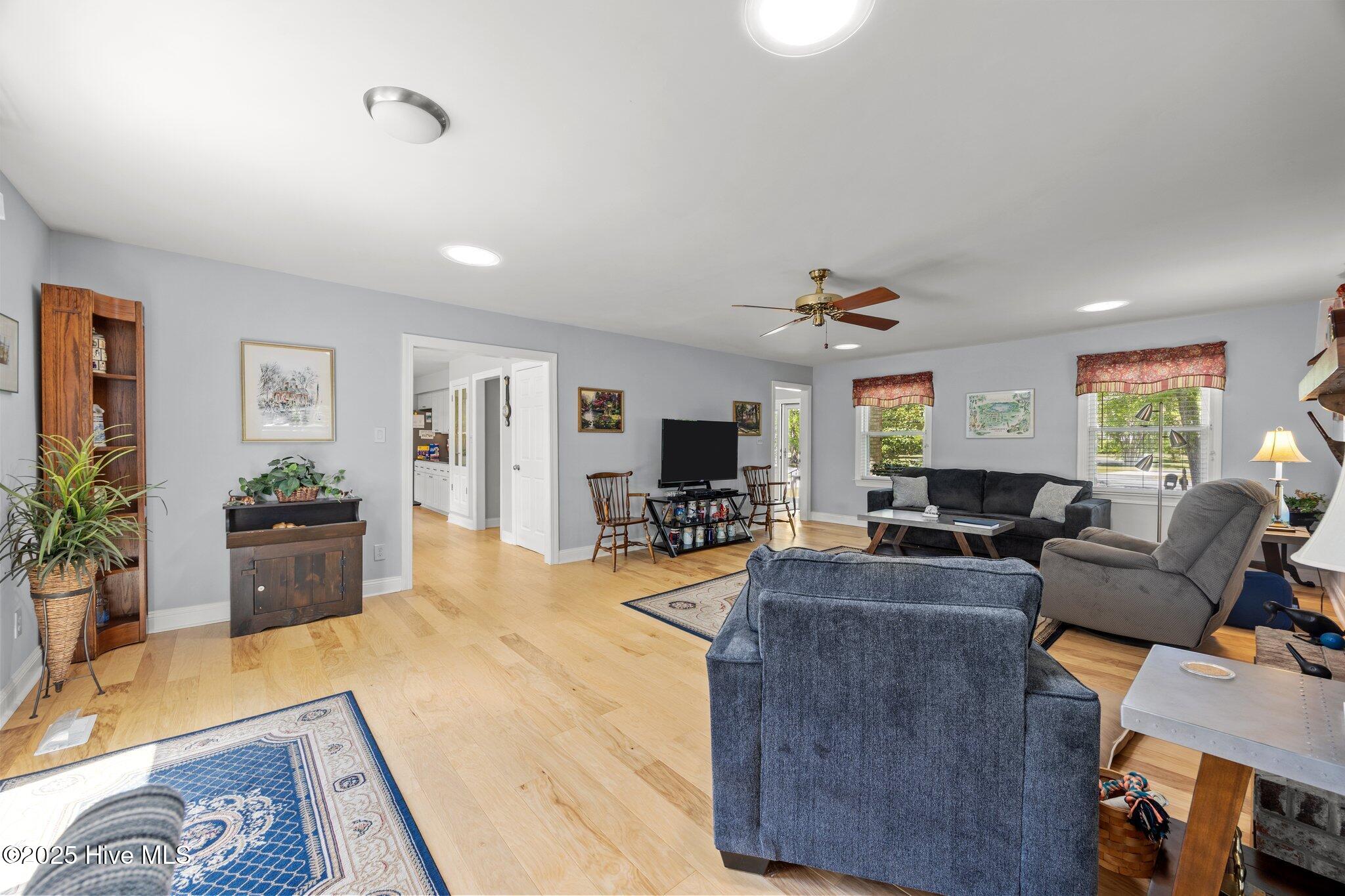 204 Gangplank Road New Bern, NC 28562 - Photo 14 of 47 Living Room View 3