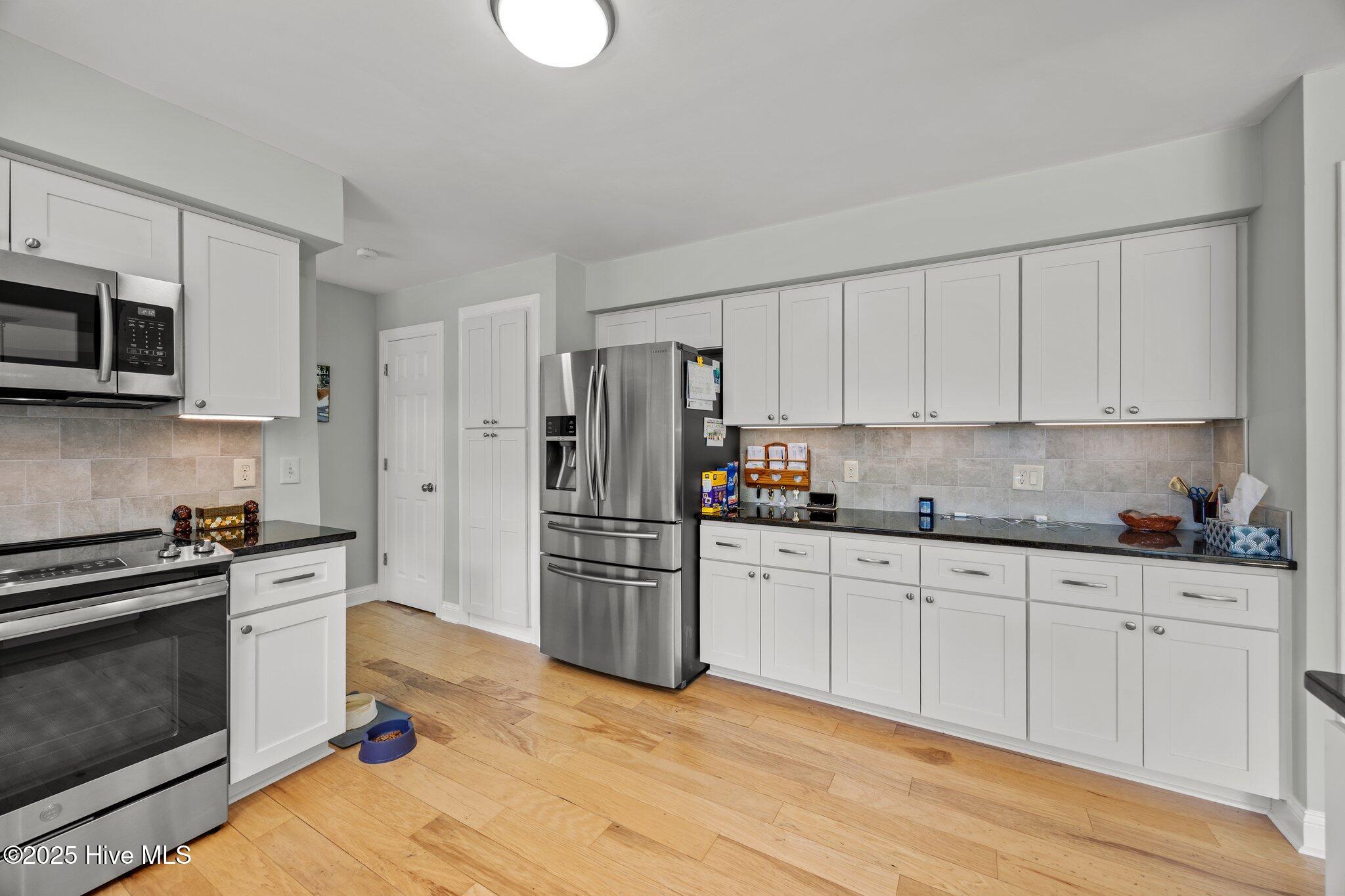 204 Gangplank Road New Bern, NC 28562 - Photo 7 of 47 Gorgeous Updated Kitchen