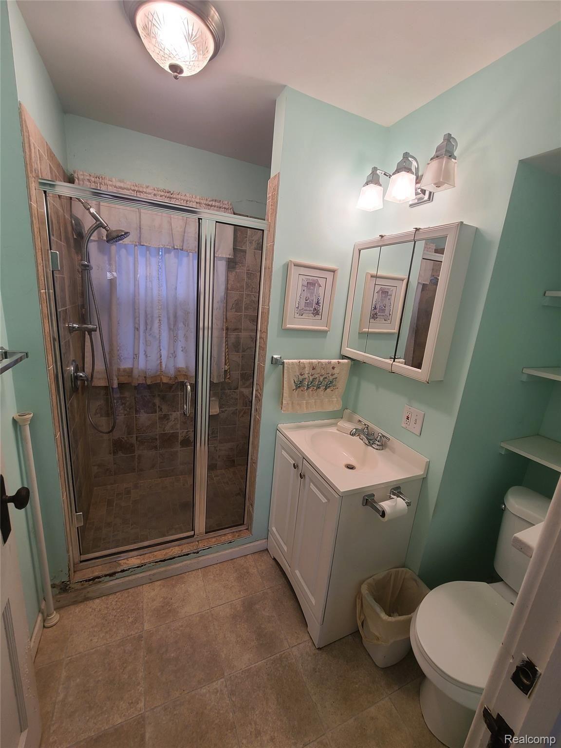 3824 Glover Road Almont, MI 48003 - Photo 21 of 54 Full Bath.jpg