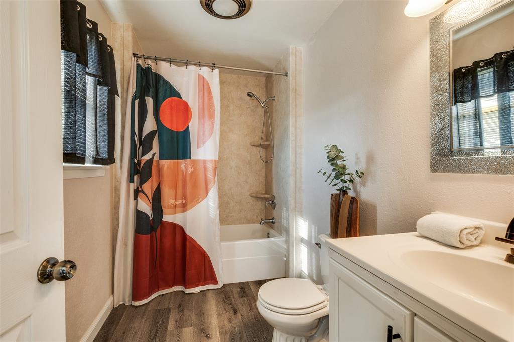 917 Cole Lane Sunset, TX 76270 - Photo 15 of 40 a bathroom with a toilet a sink and tub