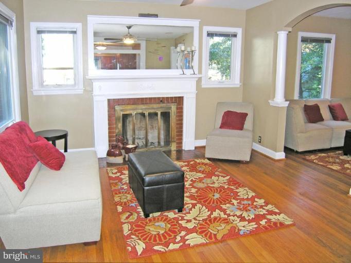 4 Knox Place Silver Spring, MD 20901 - Photo 16 of 26 Living Room