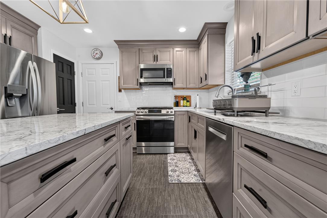 220 Pennbrook Road Stroudsburg, PA 18360 - Photo 10 of 60 Modern kitchen with granite countertops and sleek stainless steel appliances awaits your culinary creations.