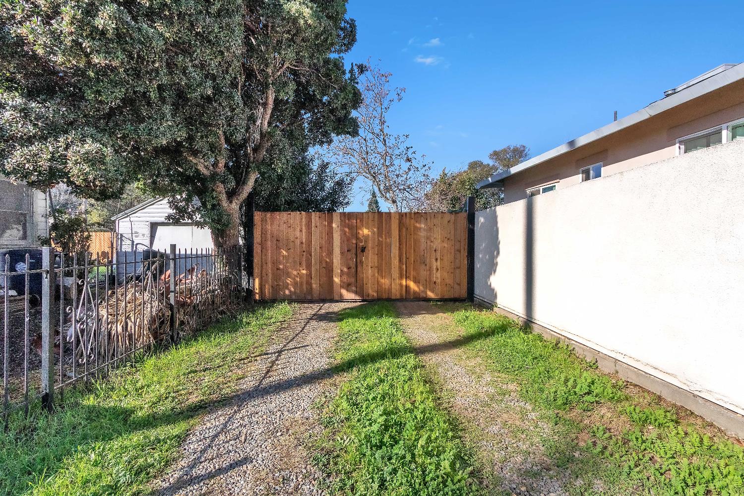 4194 63rd Street Sacramento, CA 95820 - Photo 13 of 41 a backyard of a house with lots of green space