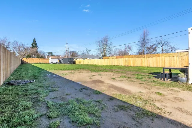 a view of a backyard