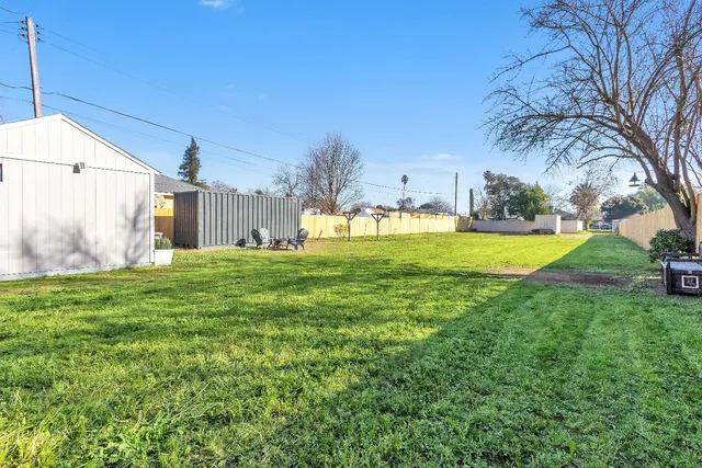 a view of a back yard