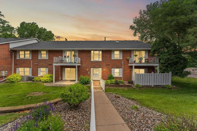 $199,700 | 6333 Alderwood Circle, Unit D, Woodbury, MN 55125