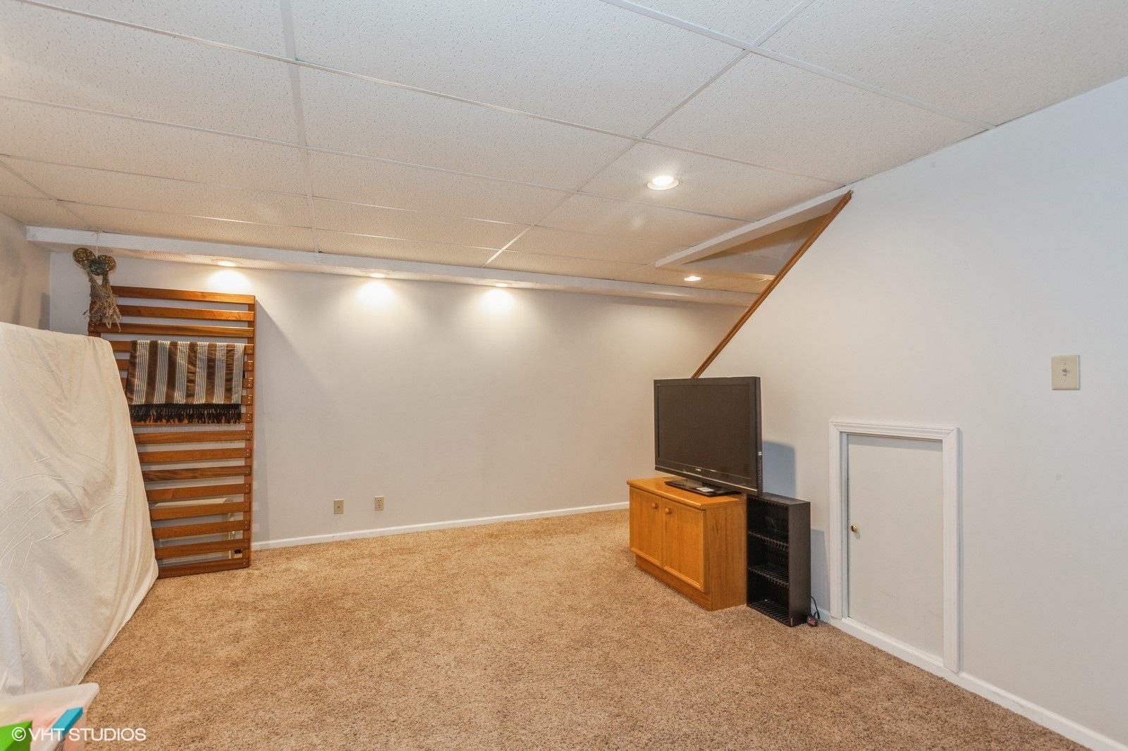 446 Quail Drive Naperville, IL 60565 - Photo 22 of 24 a room with furniture and a flat screen tv