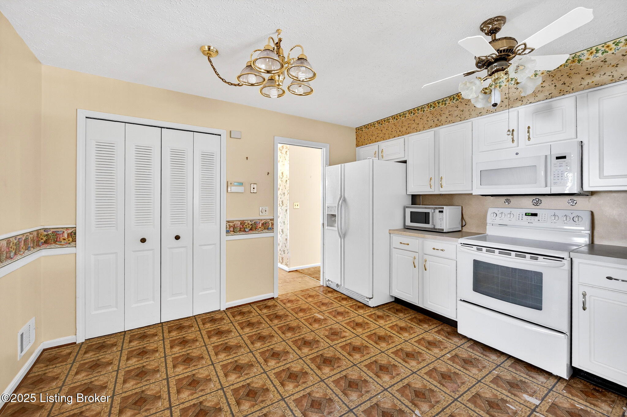 2906 Sunny Field Road Louisville, KY 40220 - Photo 12 of 38 13-web-or-mls-2905-sunny-field-rd