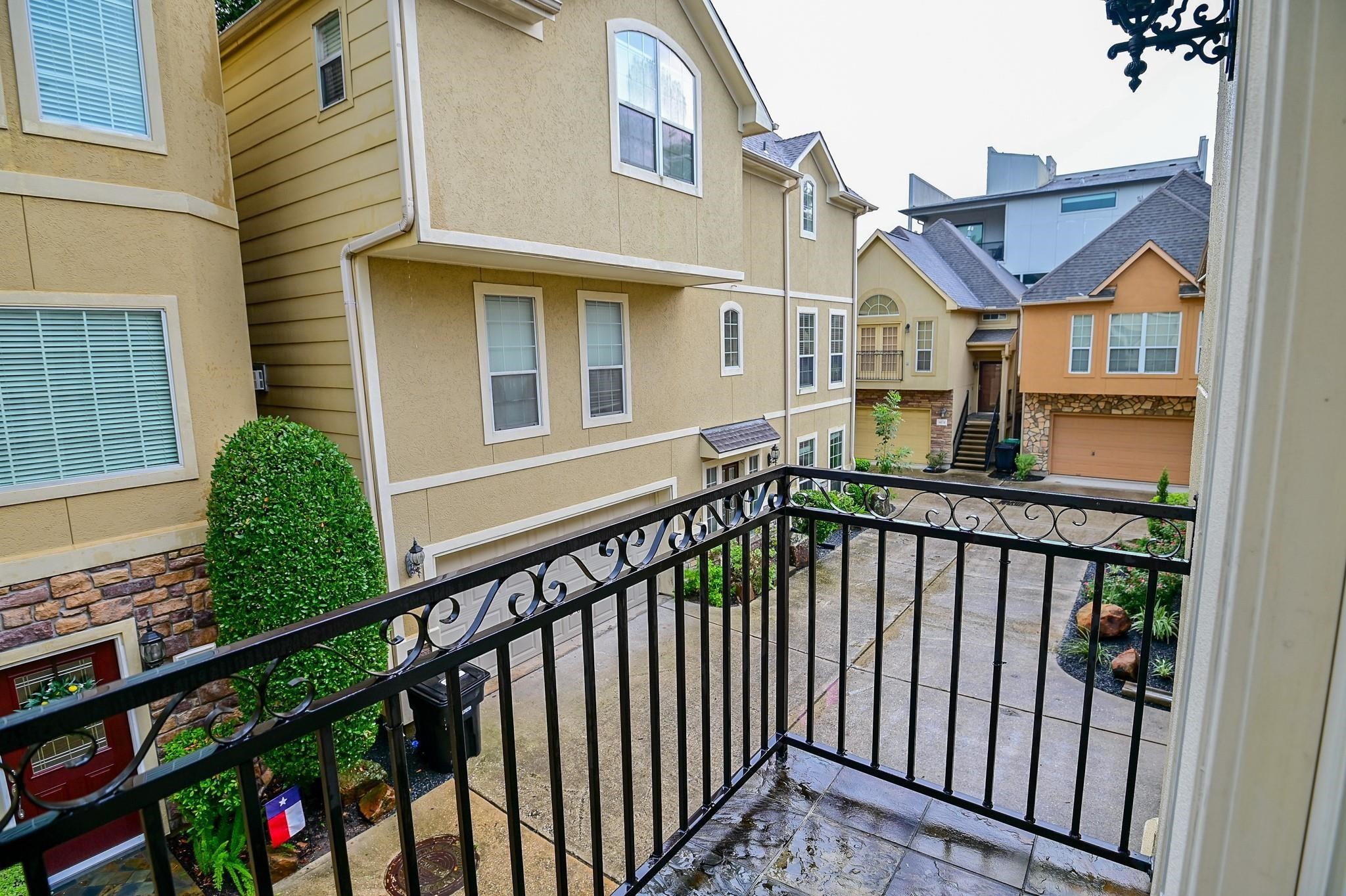 5813 Washington Avenue, Unit B Houston, TX 77007 - Photo 17 of 36 a view of a building from a balcony