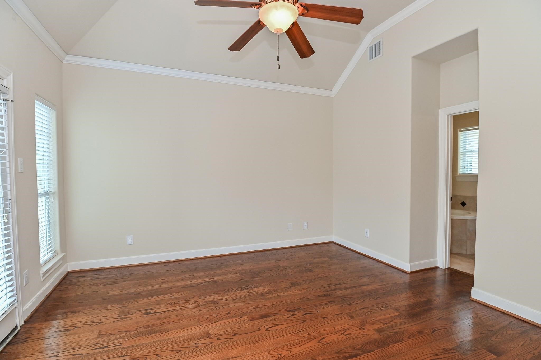 5813 Washington Avenue, Unit B Houston, TX 77007 - Photo 26 of 36 wooden floor in an empty room