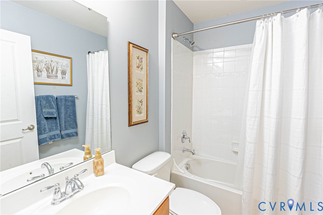 7533 South Franklins Way Quinton, VA 23141 - Photo 19 of 46 a bathroom with a sink mirror toilet and bathtub