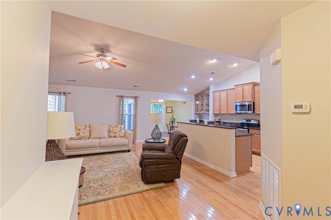 7533 South Franklins Way Quinton, VA 23141 - Photo 5 of 46 a living room with furniture and kitchen view