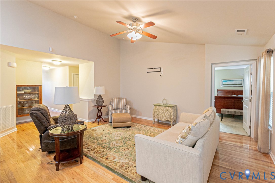 7533 South Franklins Way Quinton, VA 23141 - Photo 9 of 46 a living room with furniture