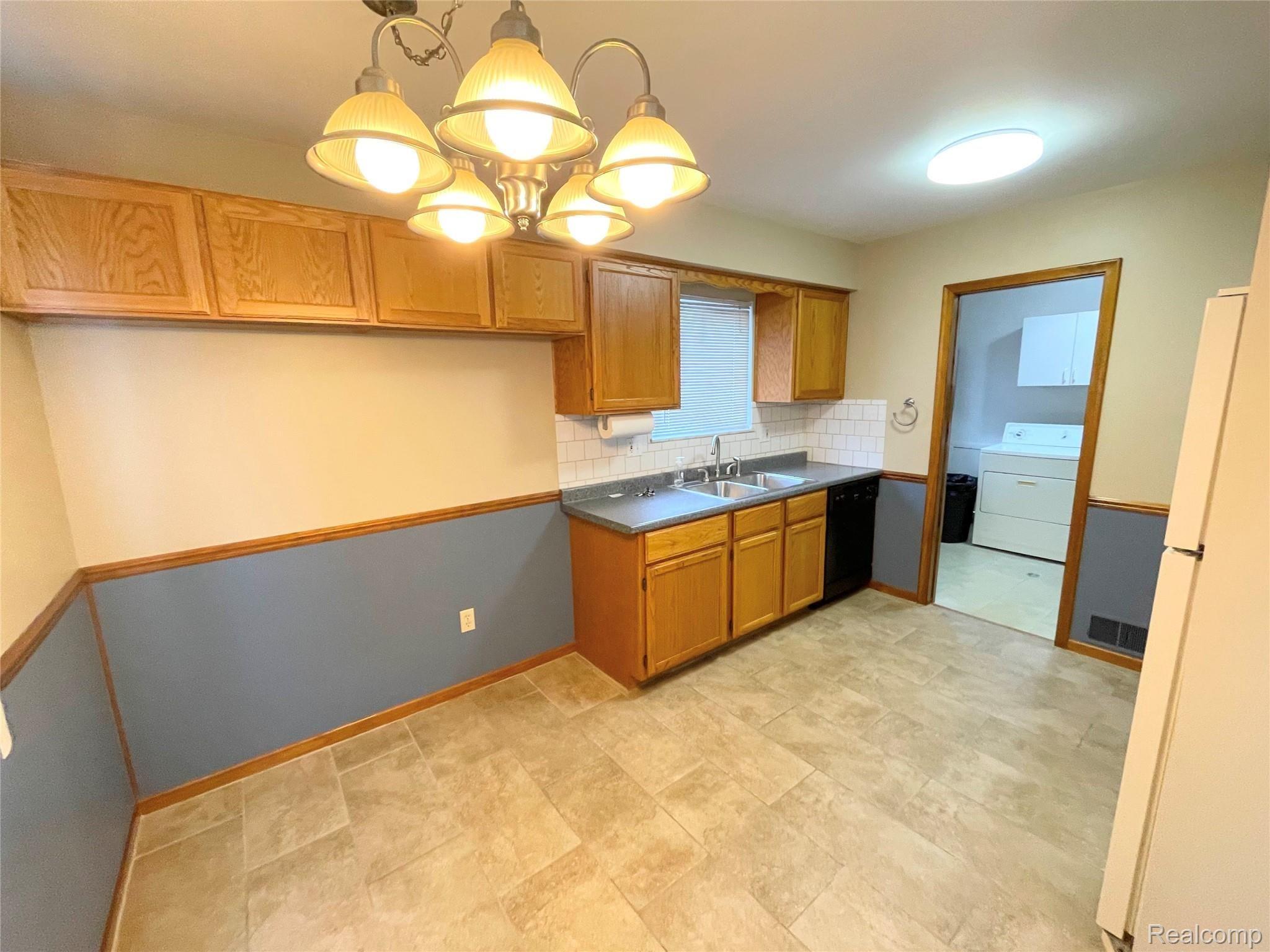 4143 Stephens Road Warren, MI 48091 - Photo 10 of 16 D4B85740-8461-4AAC-AF58-B72DE71B0026_1_201_a.jpeg