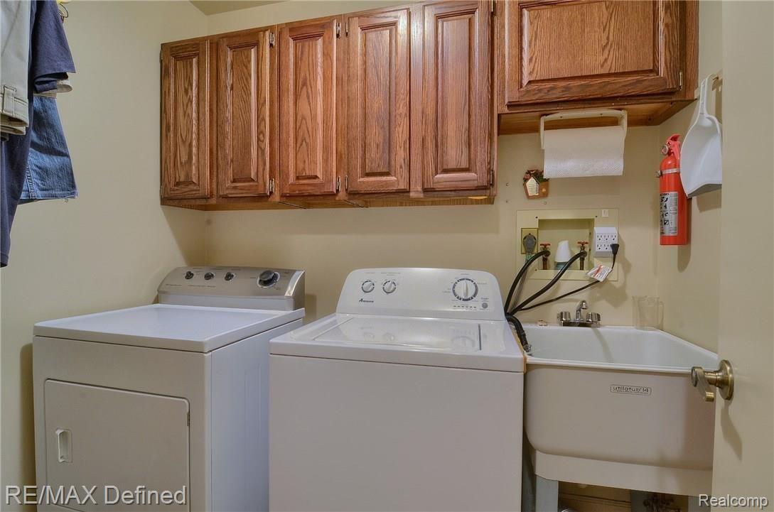 978 Golfview Court Rochester, MI 48307 - Photo 13 of 31 Laundry_Room.jpg