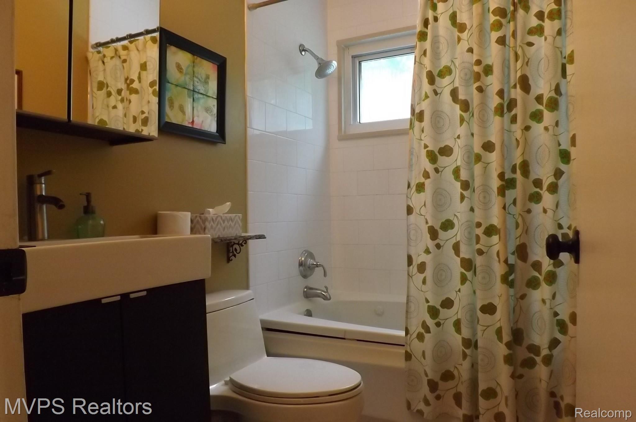 32166 Kelly Road Roseville, MI 48066 - Photo 13 of 29 Full bath 2.JPG