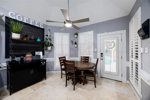 a view of entryway and kitchen