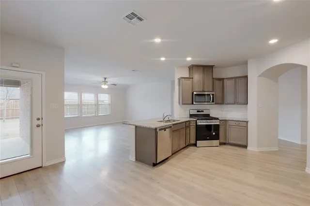 a view of a backyard