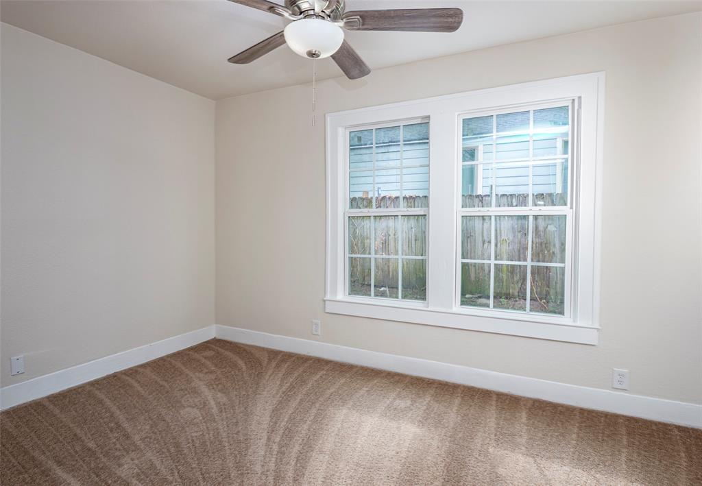 628 South Westmoreland Road Dallas, TX 75211 - Photo 15 of 19 a view of an empty room with a window