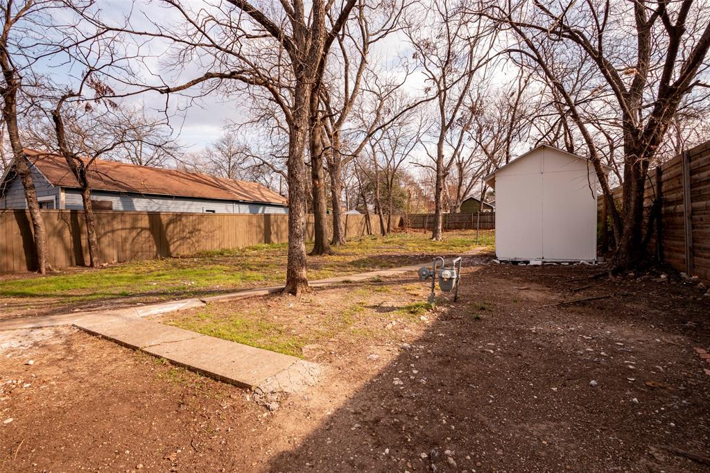 628 South Westmoreland Road Dallas, TX 75211 - Photo 16 of 19 a view of yard with tree in front of it