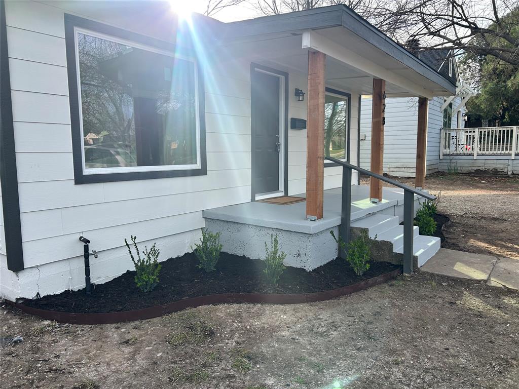 628 South Westmoreland Road Dallas, TX 75211 - Photo 19 of 19 a front view of a house with garden