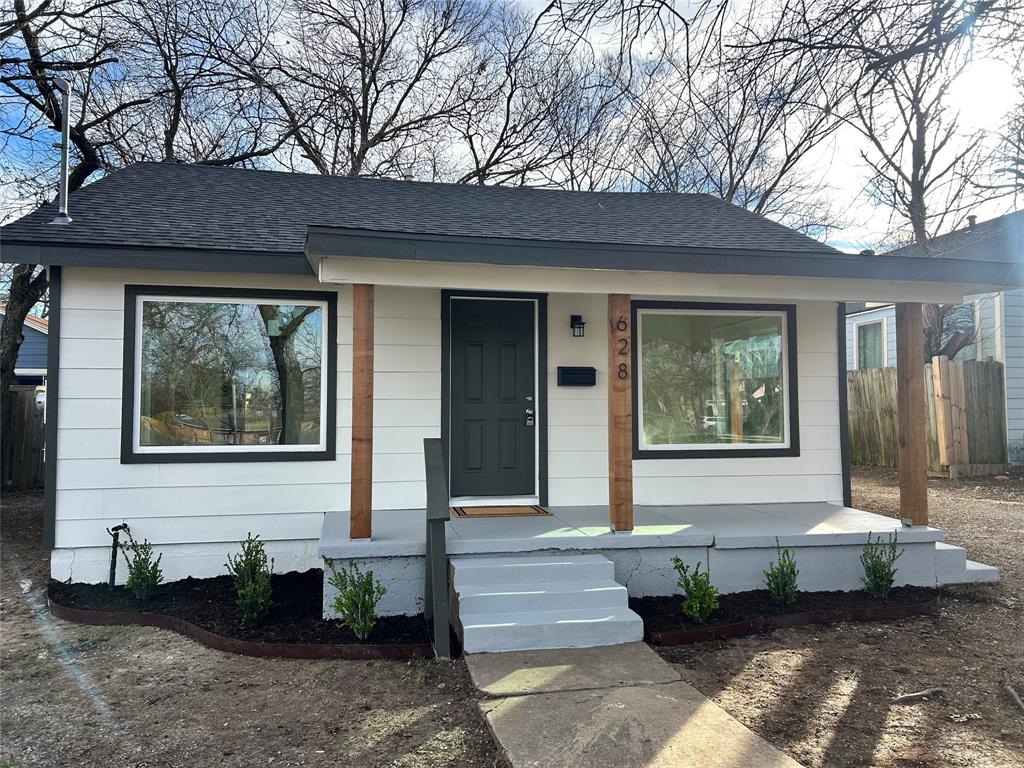 628 South Westmoreland Road Dallas, TX 75211 - Photo 2 of 19 a front view of a house