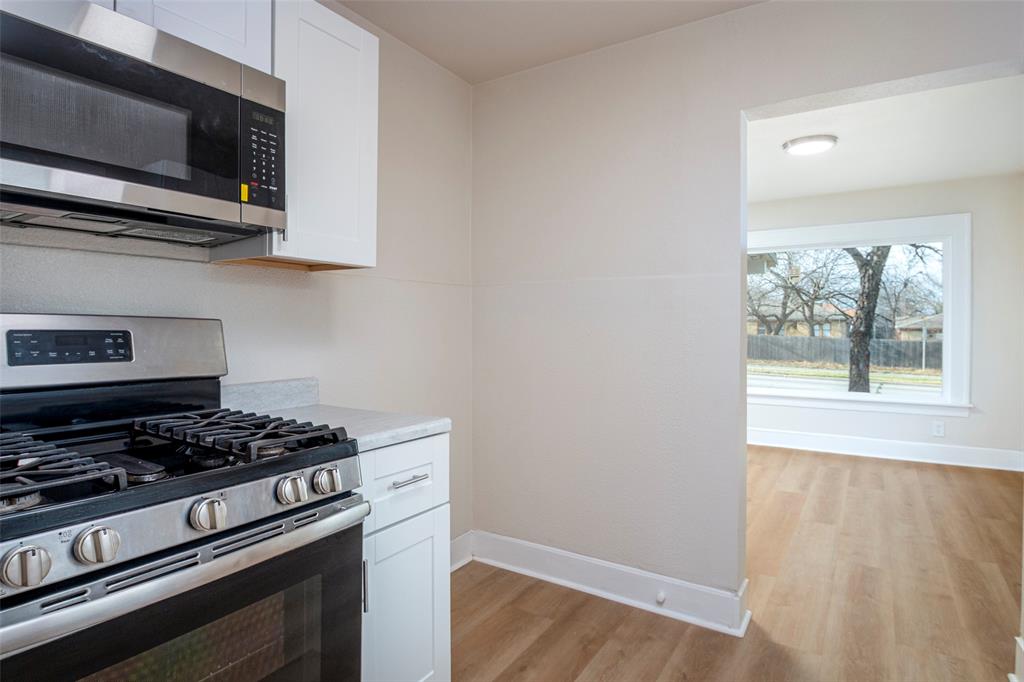 628 South Westmoreland Road Dallas, TX 75211 - Photo 7 of 19 a kitchen with a stove and a microwave
