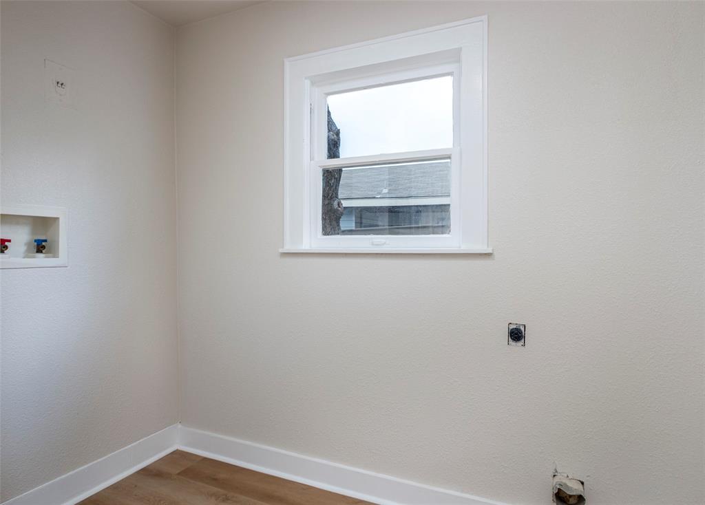 628 South Westmoreland Road Dallas, TX 75211 - Photo 8 of 19 a view of a small space with window