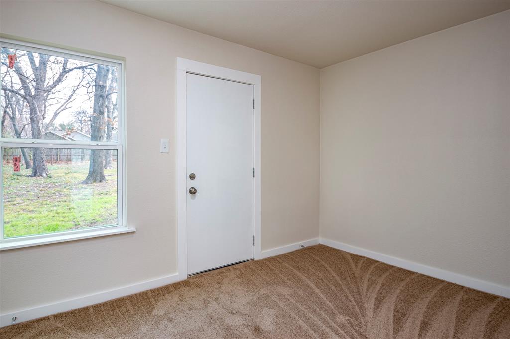 628 South Westmoreland Road Dallas, TX 75211 - Photo 10 of 19 a view of an empty room and window