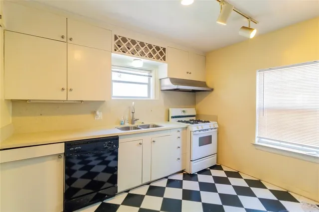 $1,100,000 | 1961 Dryden Road, Houston, TX 77030