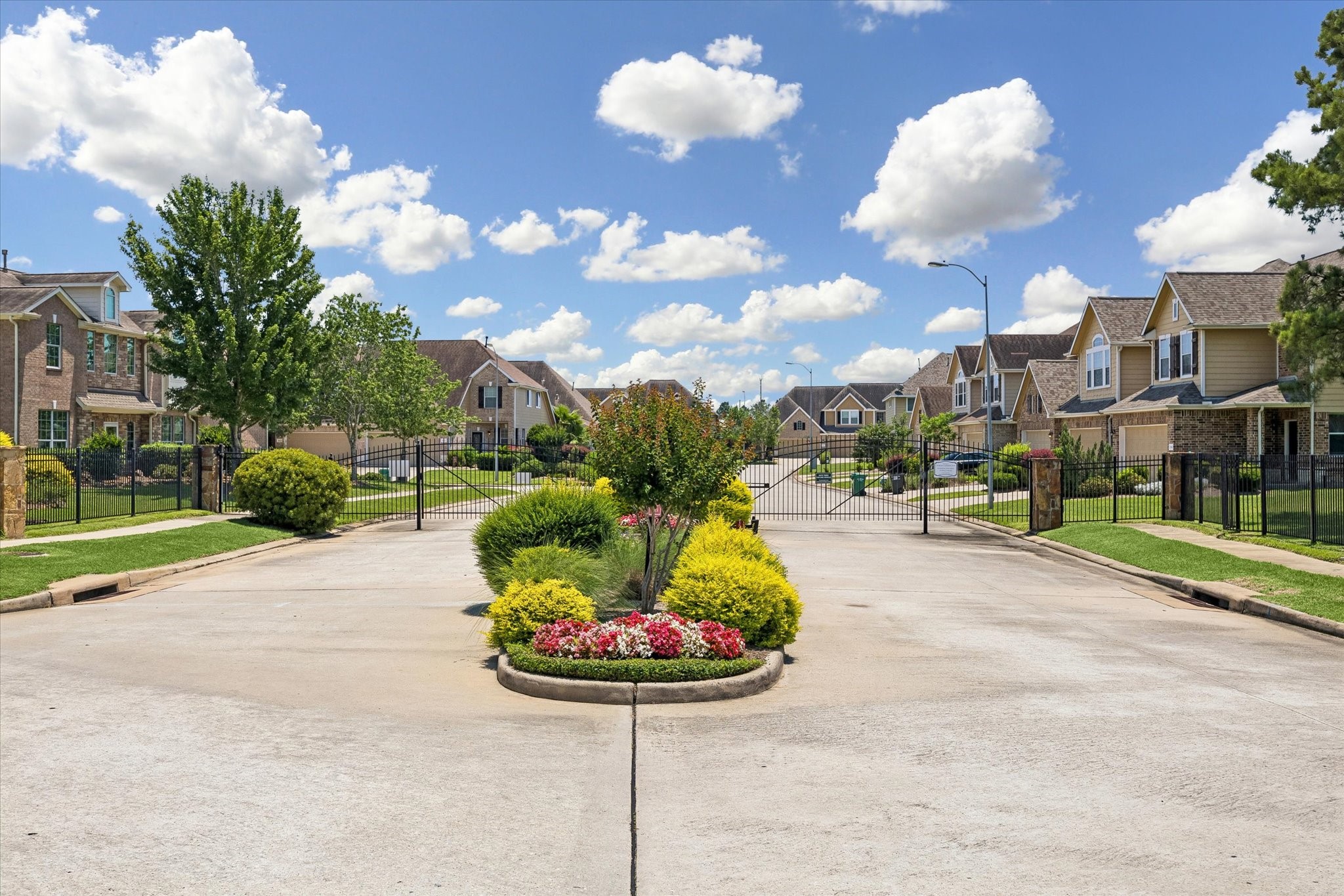 8433 Sunset Loch Drive Spring, TX 77379 - Photo 3 of 25 a view of a basket ball ground