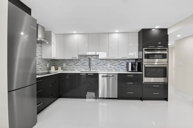 $589,000 | 7835 Lakeside Boulevard, Unit 925, Boca Raton, FL 33434